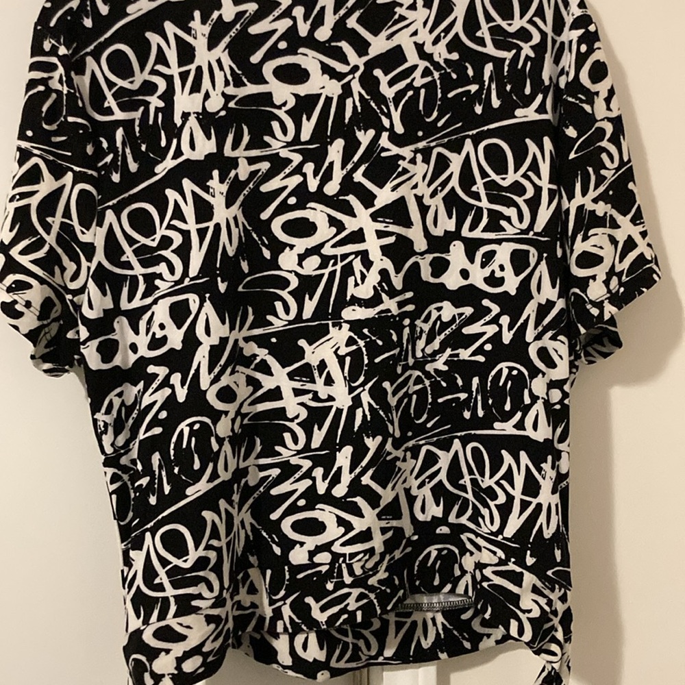 EUC- Kristin Nicole XL black and white multi colored wrap top with belt - Picture 4 of 5
